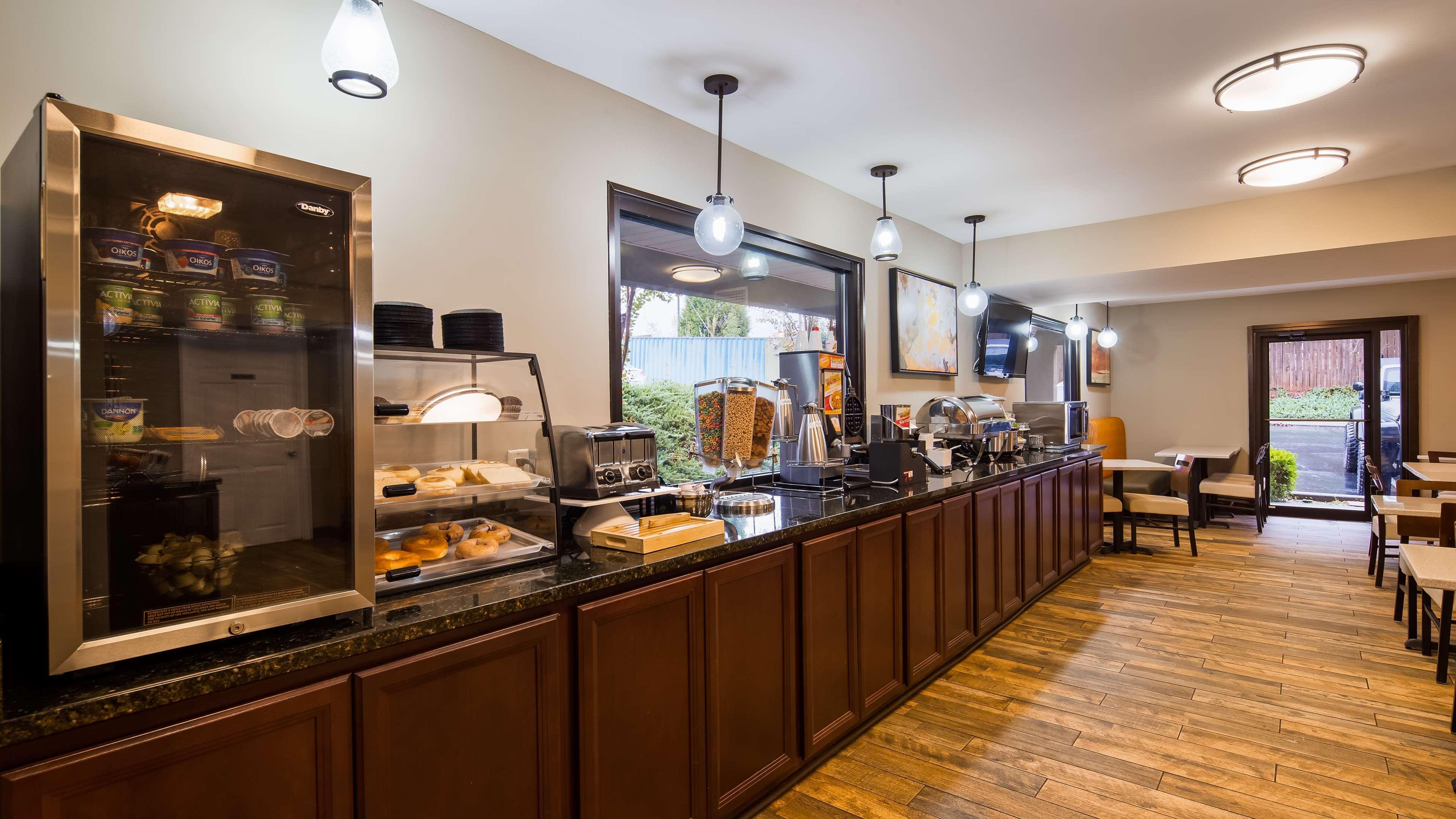 Best Western Shenandoah Inn Нюнан Екстериор снимка