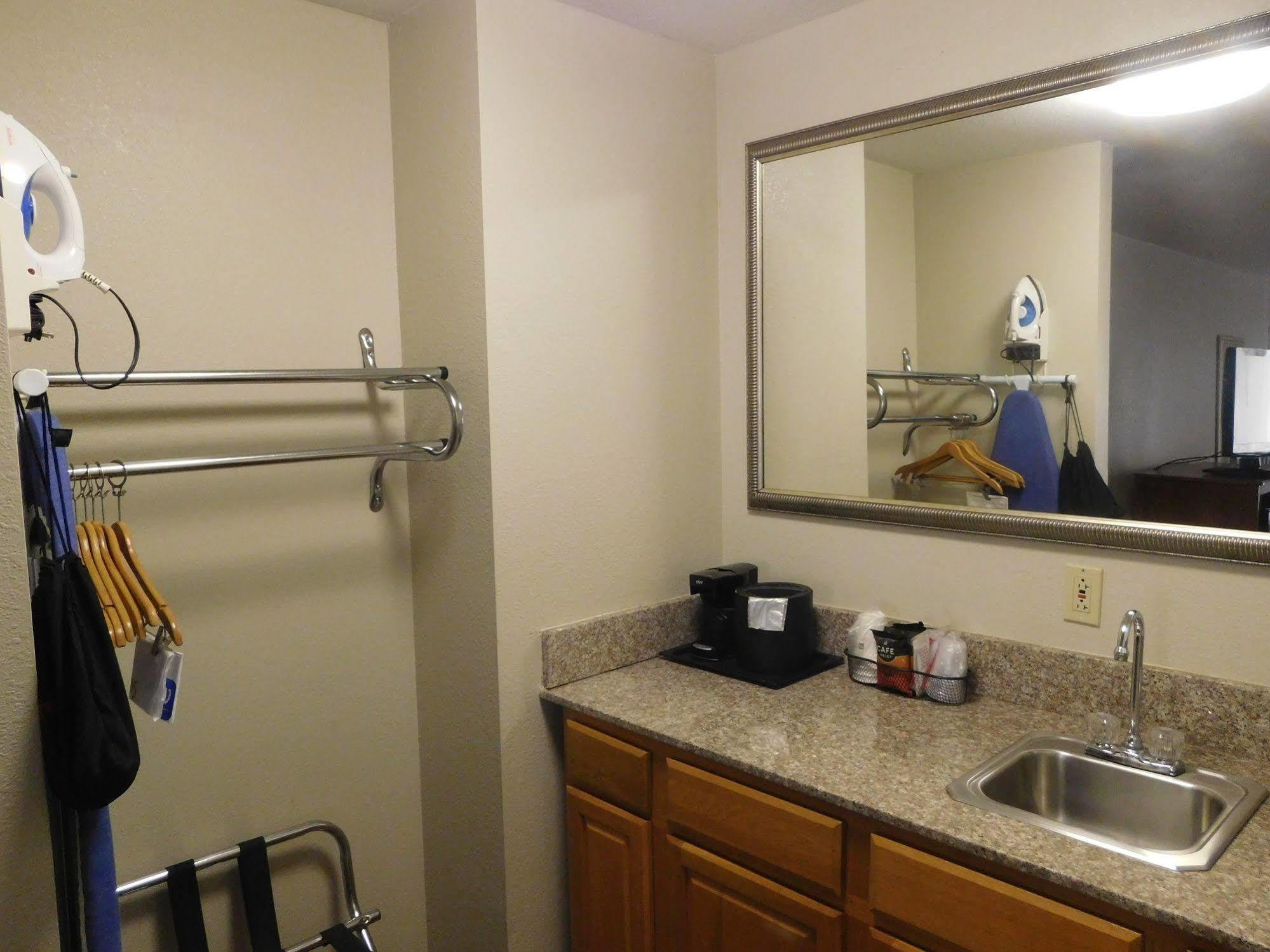 Best Western Shenandoah Inn Нюнан Екстериор снимка